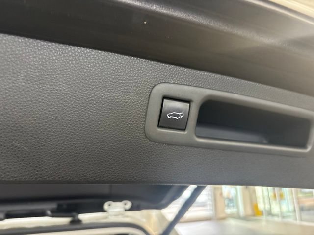 Used 2020 Toyota Highlander XLE FWD image 13