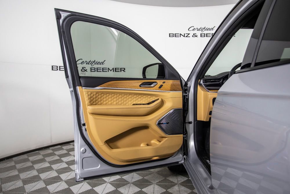 Used 2025 Jeep Grand Cherokee L Summit AWD/4WD image 23