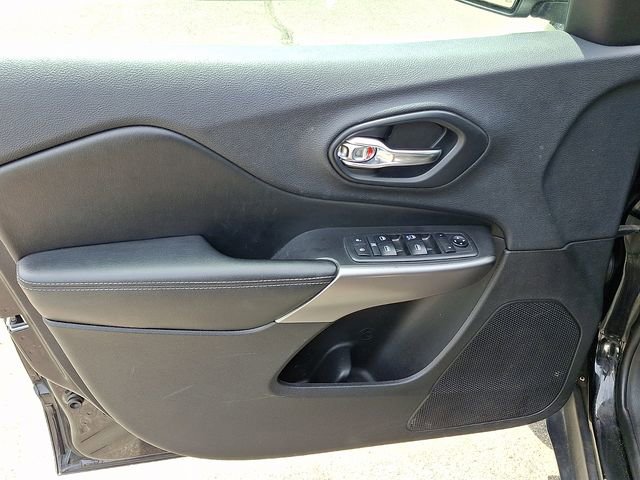 Used 2019 Jeep Cherokee Latitude w/ Popular Appearance Group FWD image 9