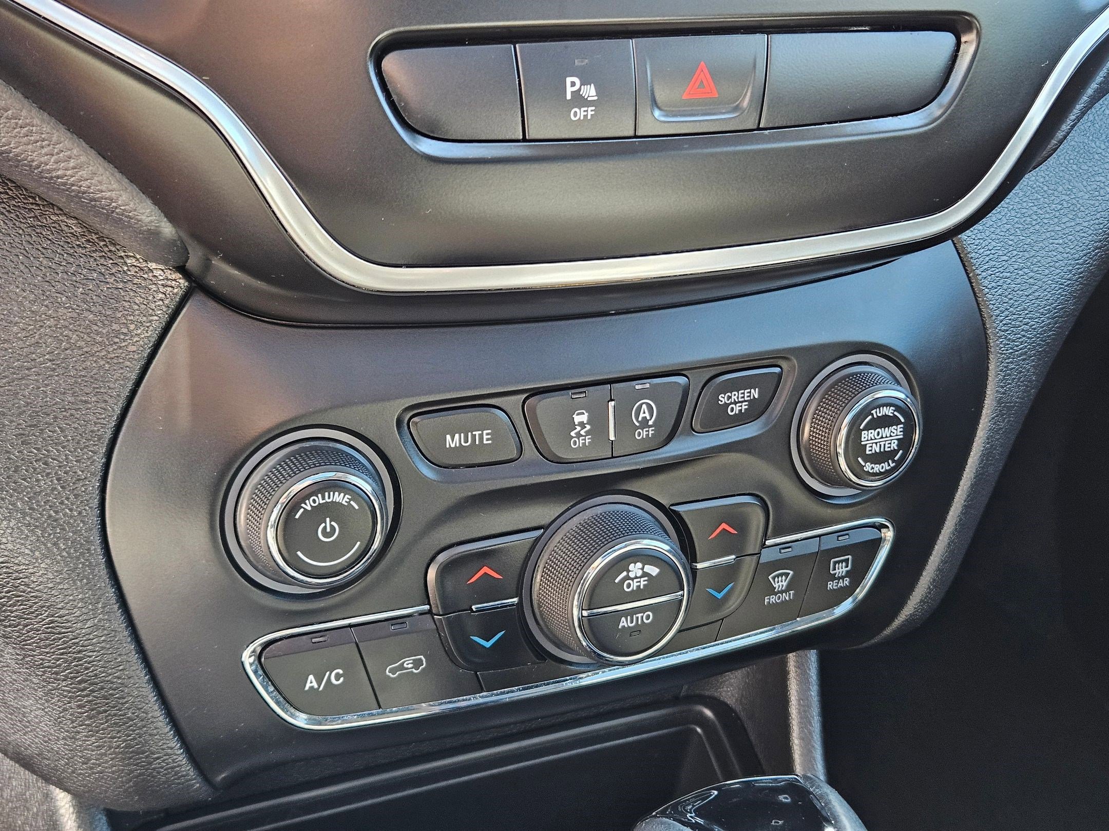 Used 2020 Jeep Cherokee Latitude Plus w/ Cold Weather Group AWD/4WD image 27