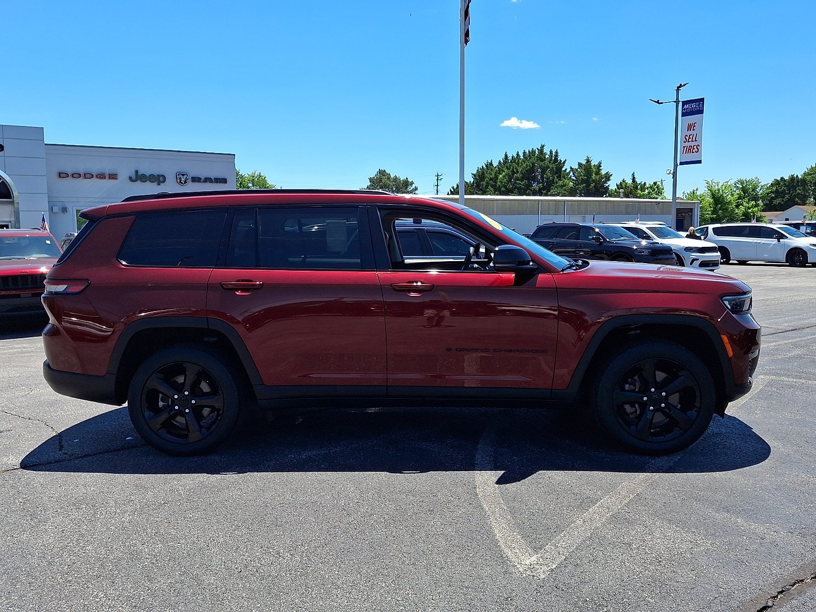 Certified 2023 Jeep Grand Cherokee L Limited w/ Black Appearance Package AWD/4WD image 7