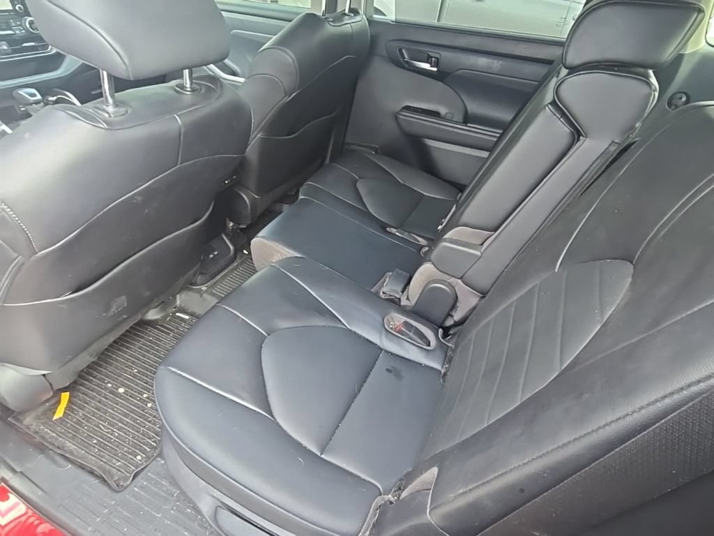 Used 2022 Toyota Highlander XLE AWD/4WD image 12
