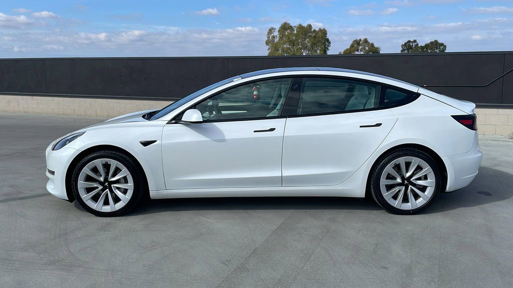 Used 2022 Tesla Model 3 Standard Range image 2
