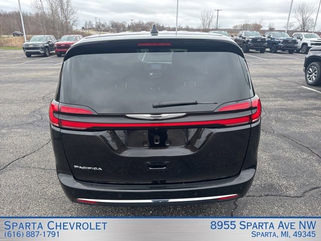 Used 2025 Chrysler Pacifica Select image 4