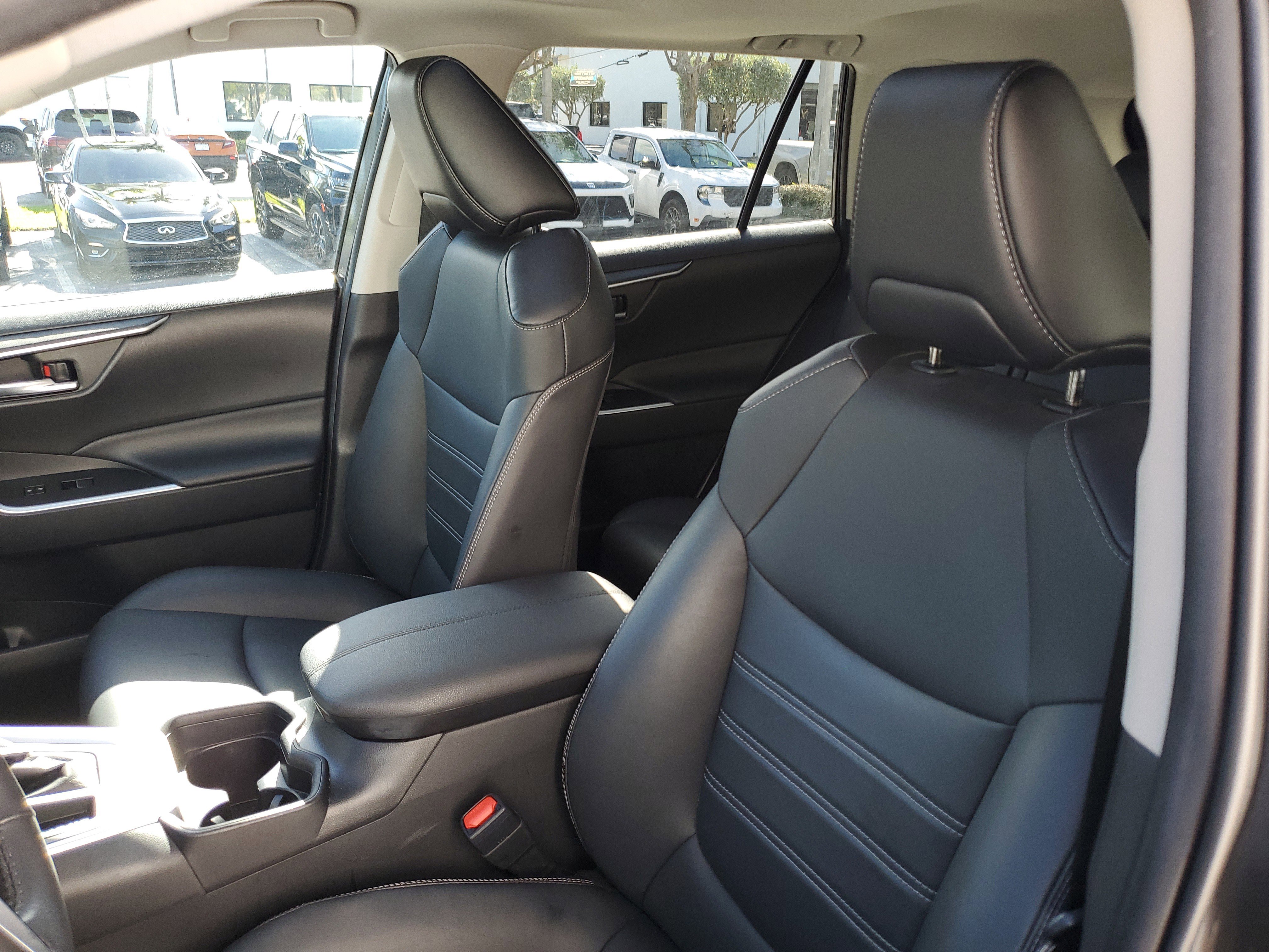 Used 2021 Toyota RAV4 XLE Premium image 20