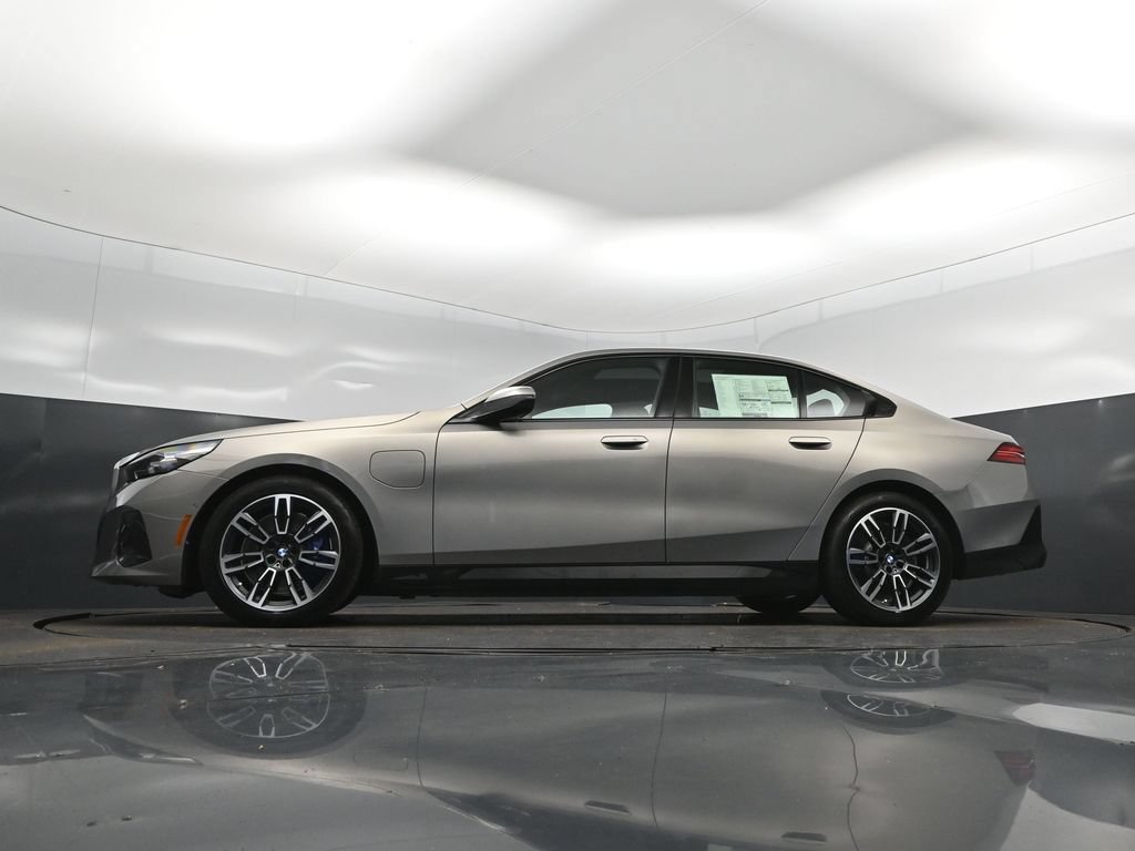 New 2027 BMW 550e xDrive w/ Premium Package AWD/4WD image 39