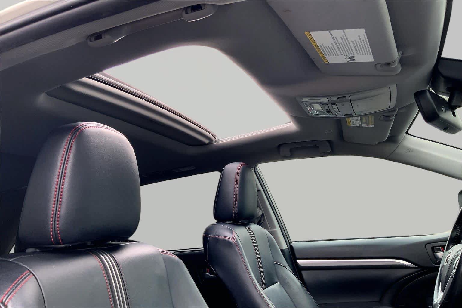 Used 2019 Toyota Highlander SE FWD image 13