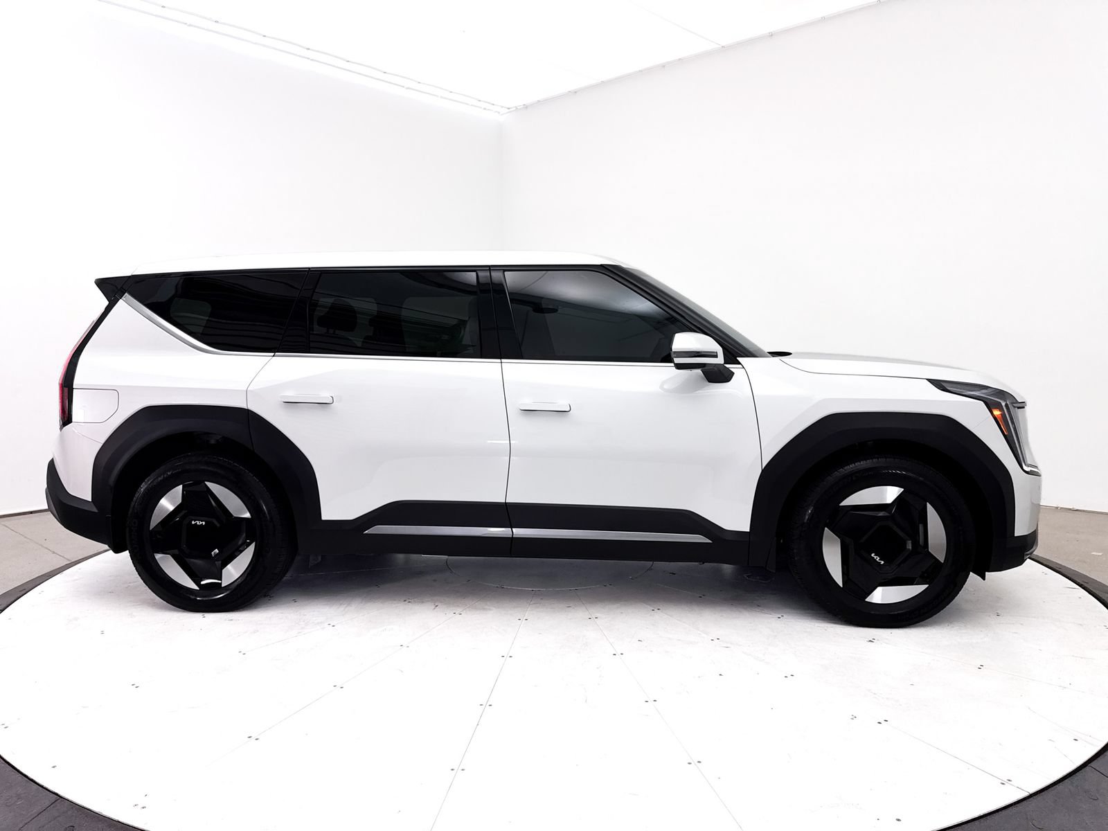 Certified 2024 Kia EV9 Light Long Range RWD image 41