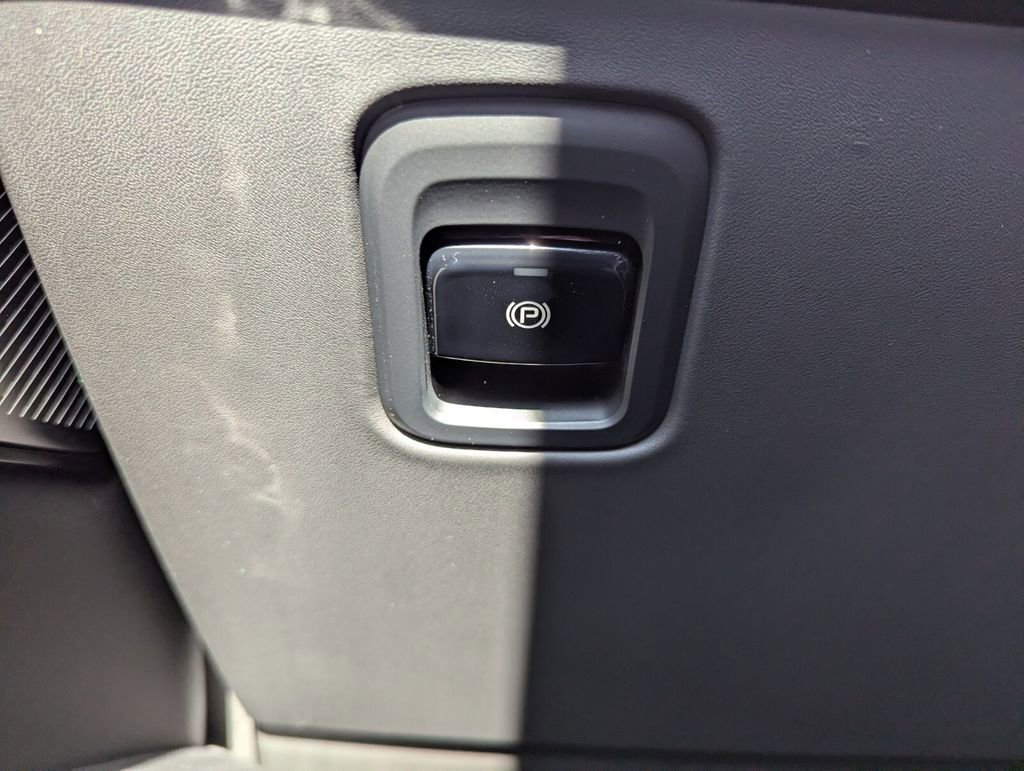 Used 2025 Mercedes-Benz GLB 250 4MATIC image 38