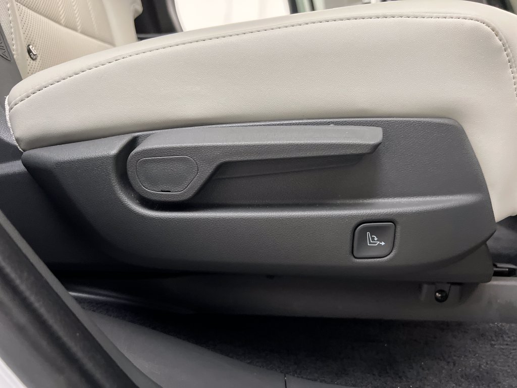 Used 2025 Hyundai Santa Fe SEL FWD image 30