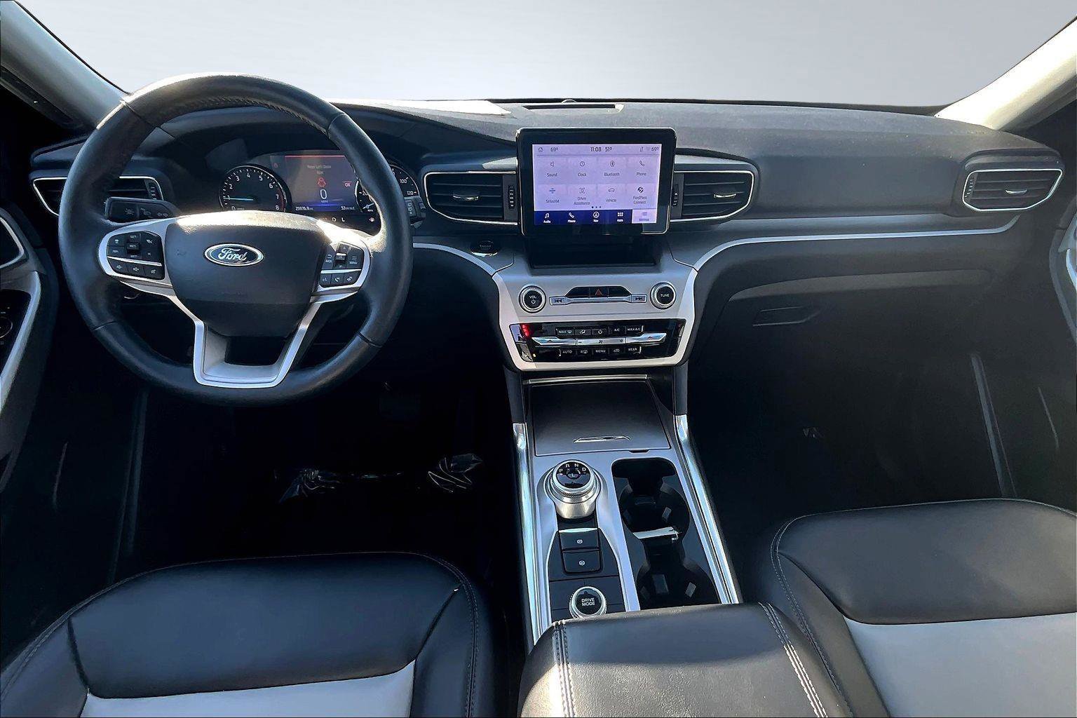 Used 2022 Ford Explorer XLT w/ Equipment Group 202A image 7