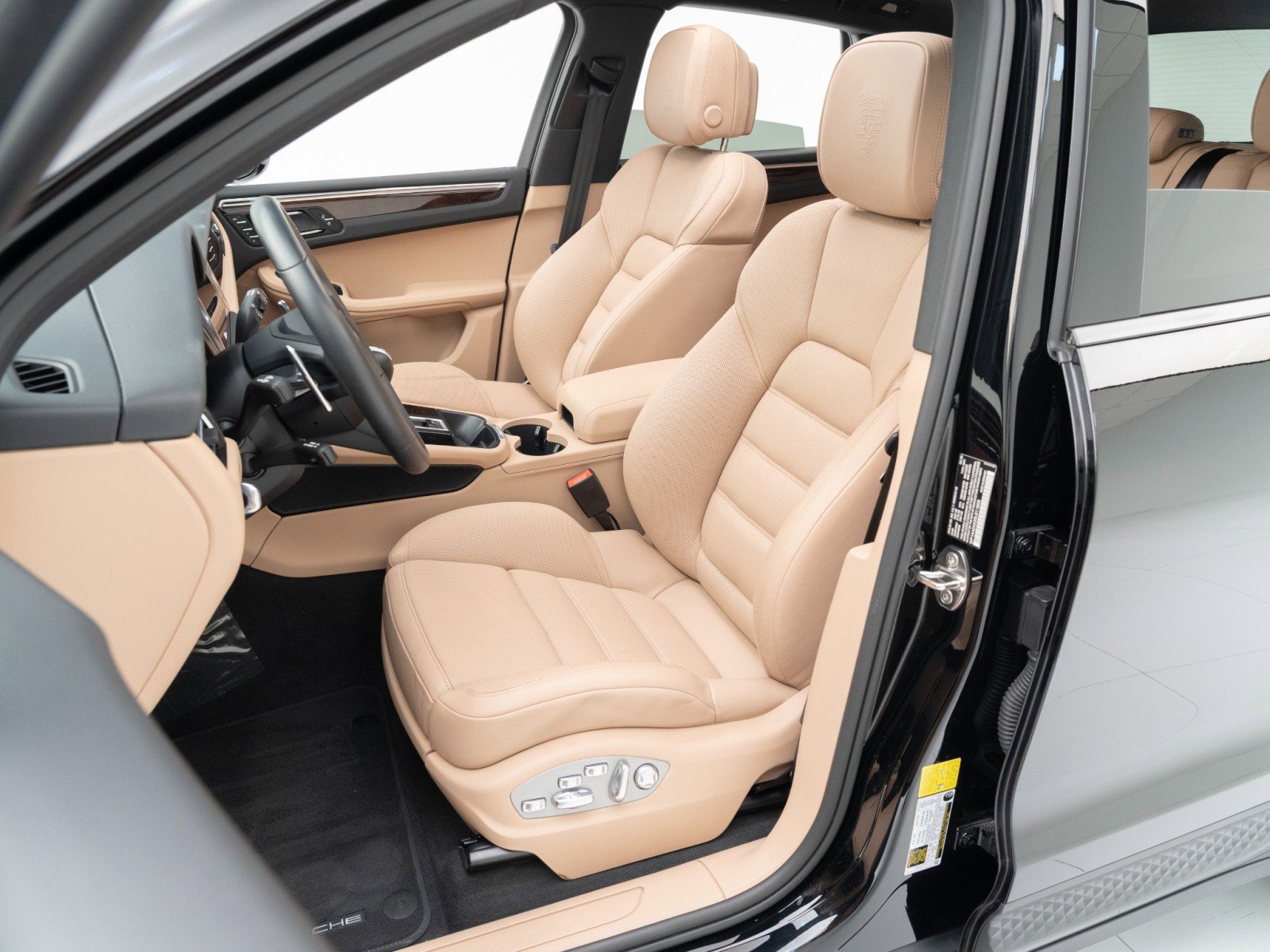 Certified 2025 Porsche Macan image 5