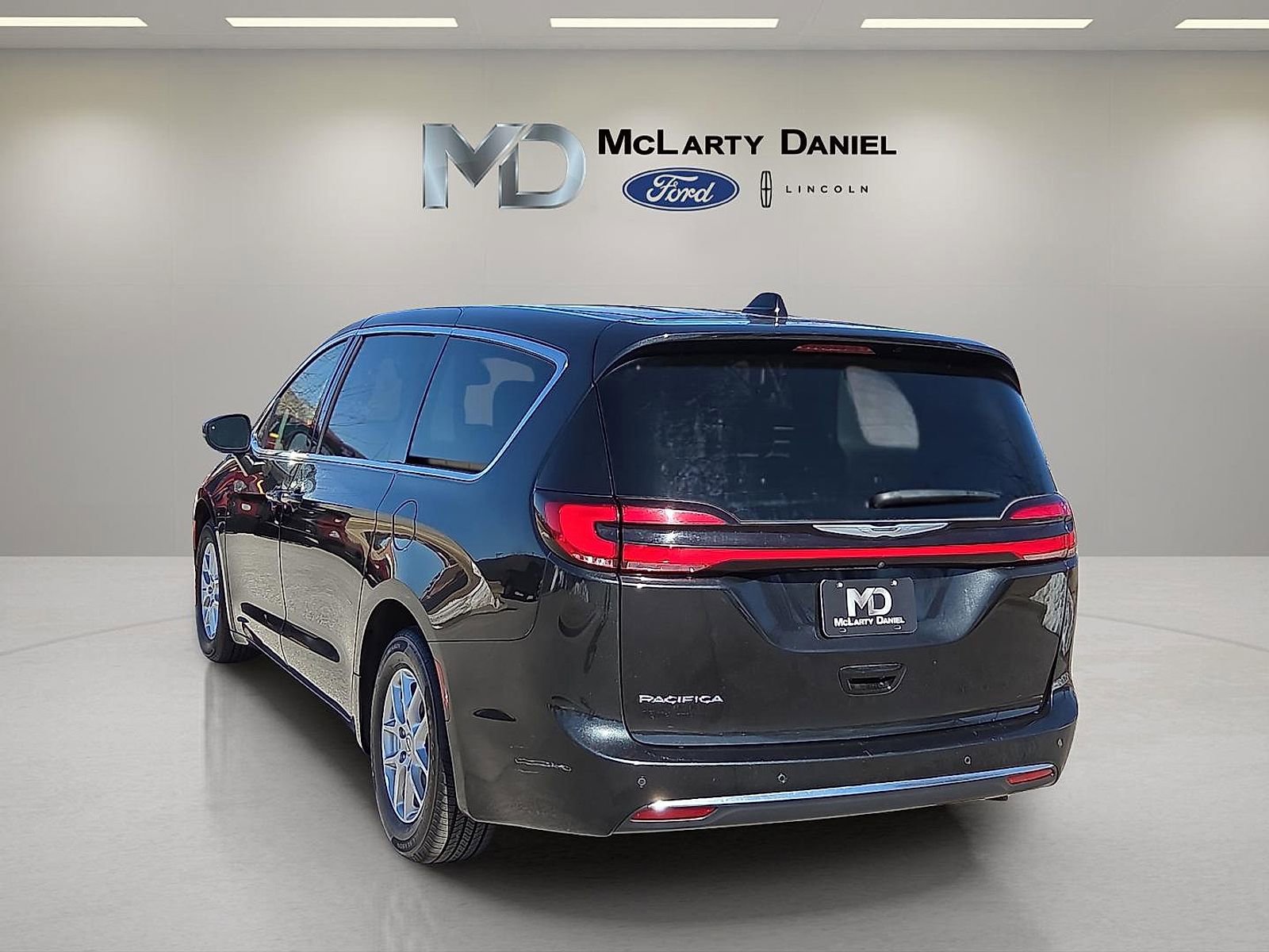 Used 2023 Chrysler Pacifica Touring-L image 4