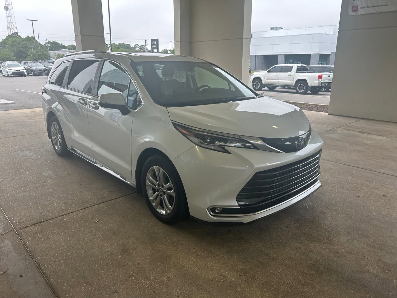 Used 2023 Toyota Sienna Platinum AWD/4WD image 2