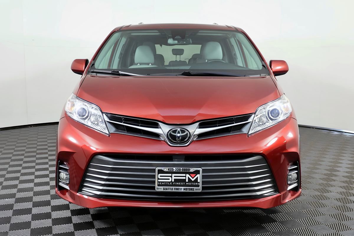 Used 2018 Toyota Sienna XLE w/ XLE Navigation Package FWD image 4