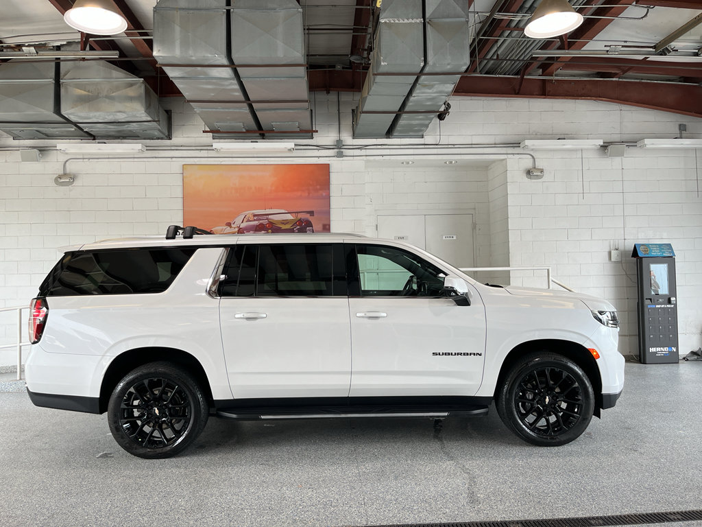 Used 2024 Chevrolet Suburban LT w/ Luxury Package RWD image 12
