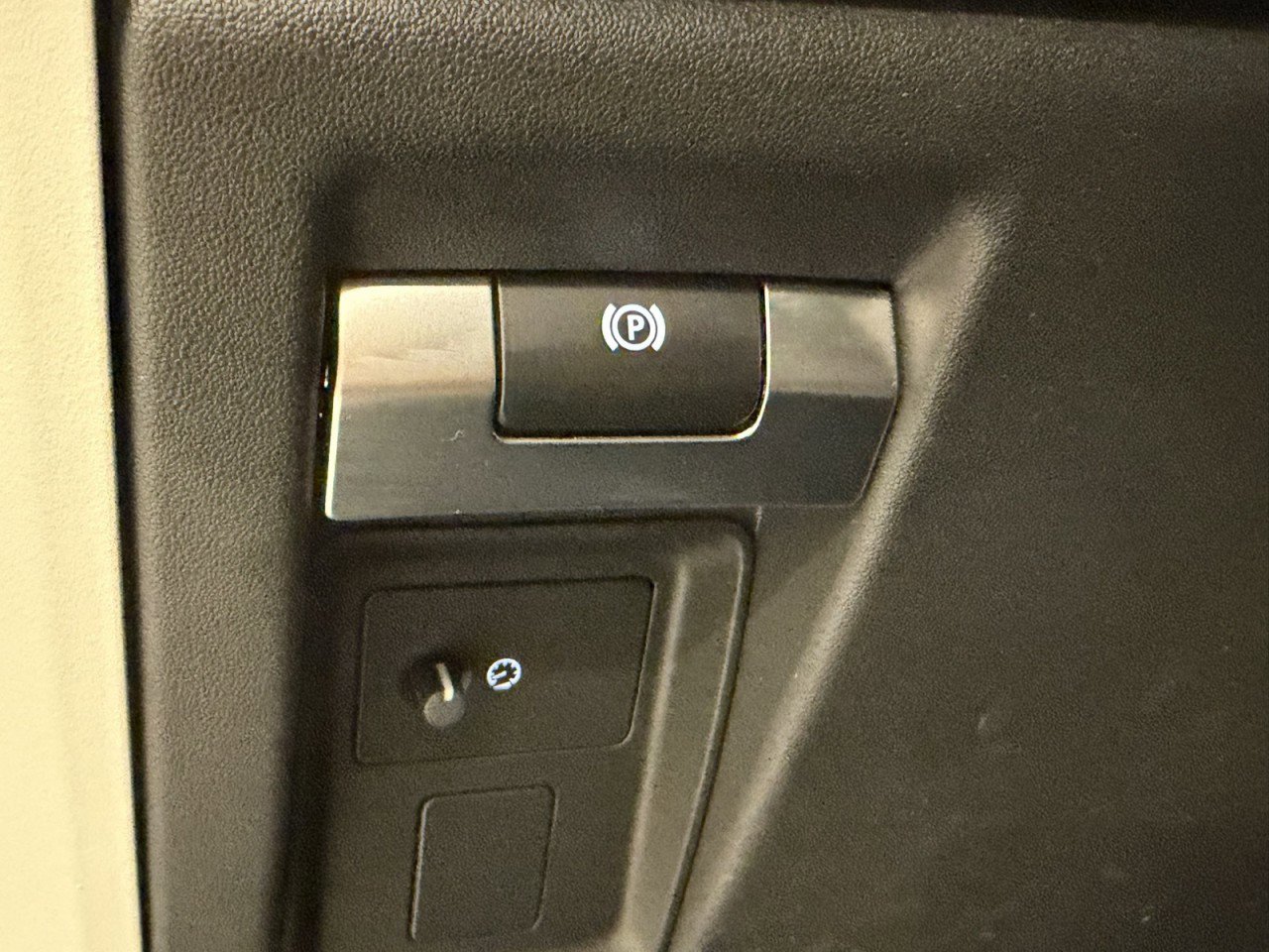 Used 2025 Land Rover Defender 110 S image 29