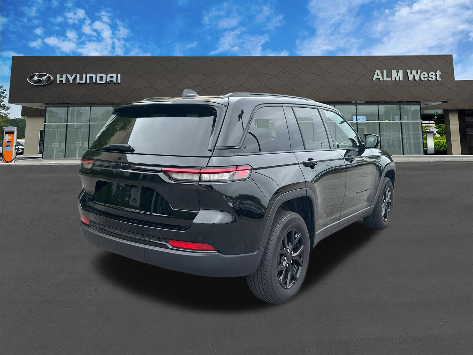 Used 2025 Jeep Grand Cherokee Altitude AWD/4WD image 5