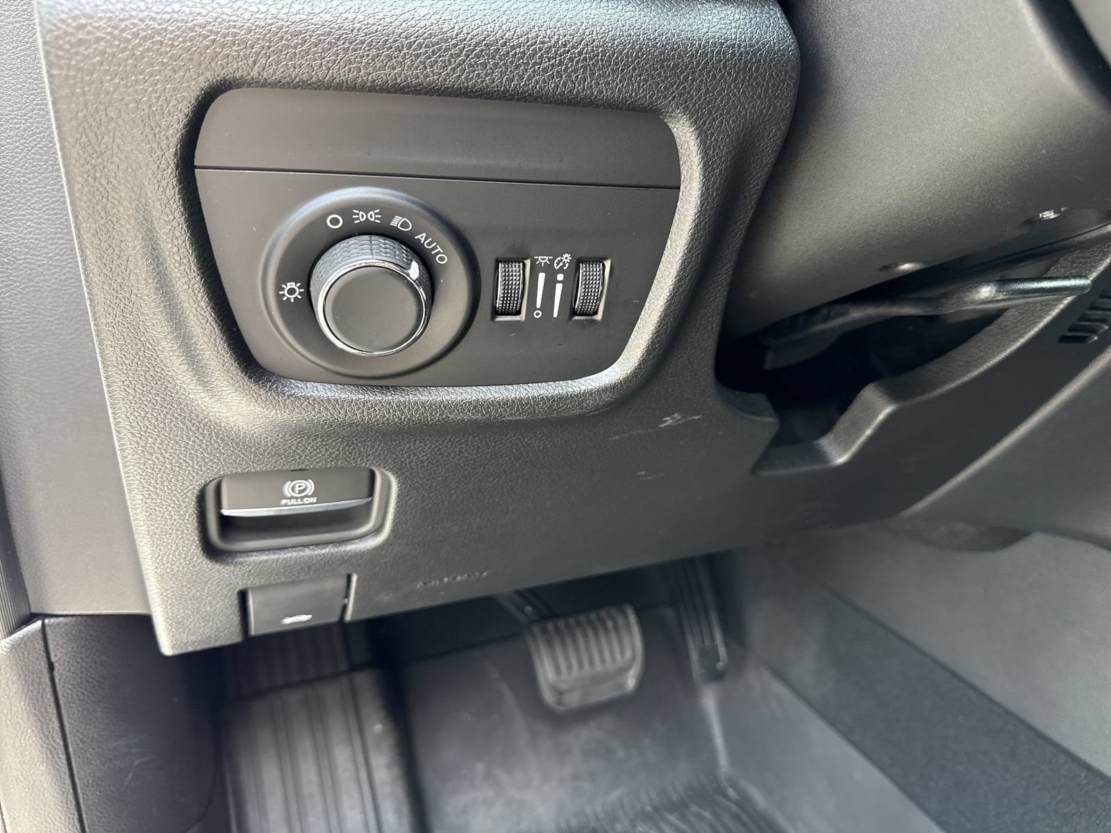 Used 2024 Jeep Grand Cherokee Laredo X w/ Luxury Tech Group I AWD/4WD image 17
