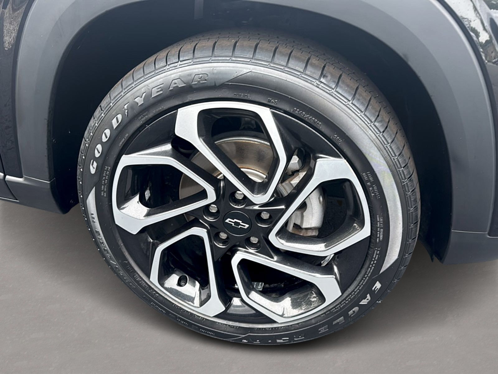 Used 2025 Chevrolet Trax RS w/ Driver Confidence Package FWD image 3