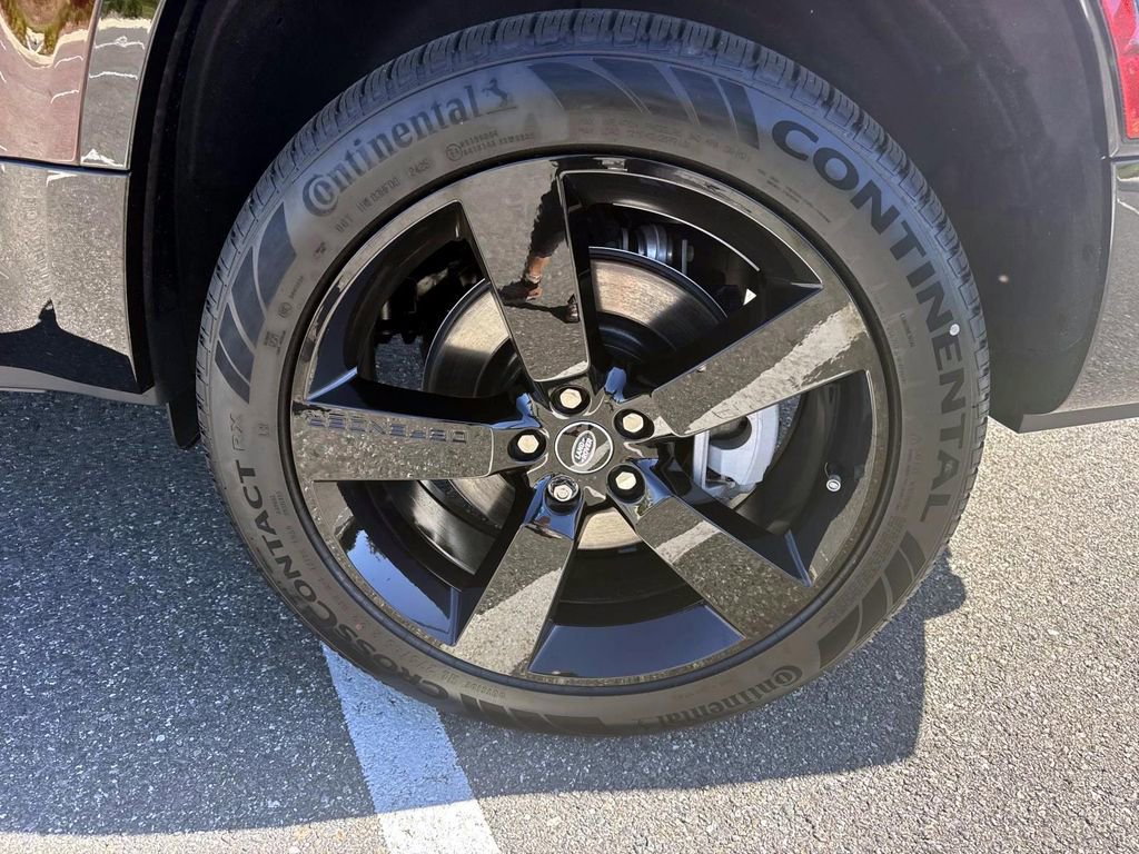 New 2025 Land Rover Defender 130 X-Dynamic SE image 3