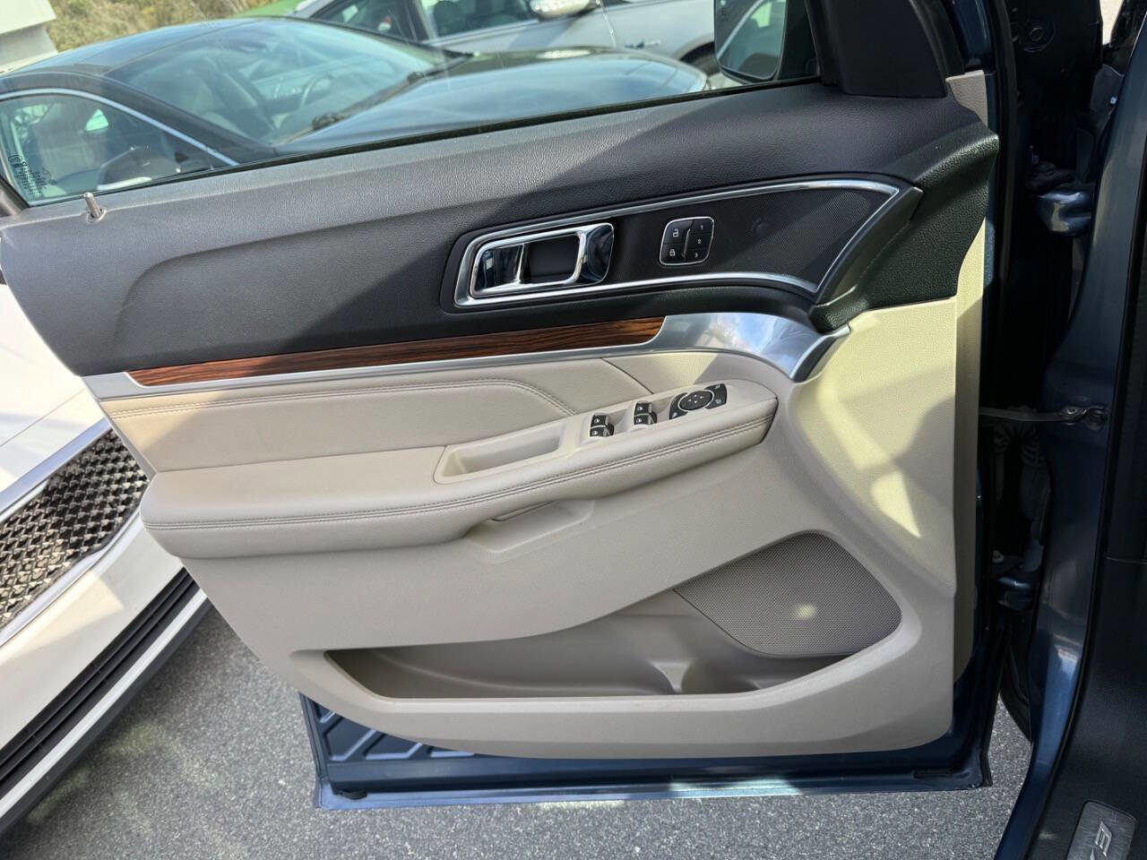 Used 2018 Ford Explorer Limited image 24