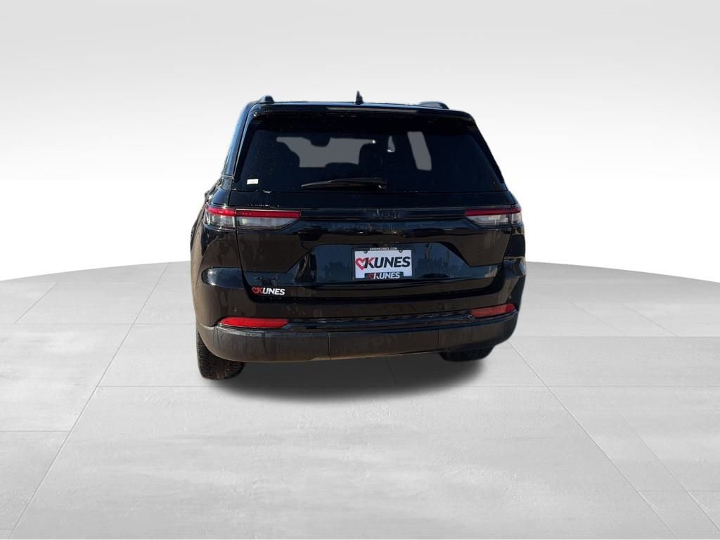 Used 2023 Jeep Grand Cherokee Altitude image 9