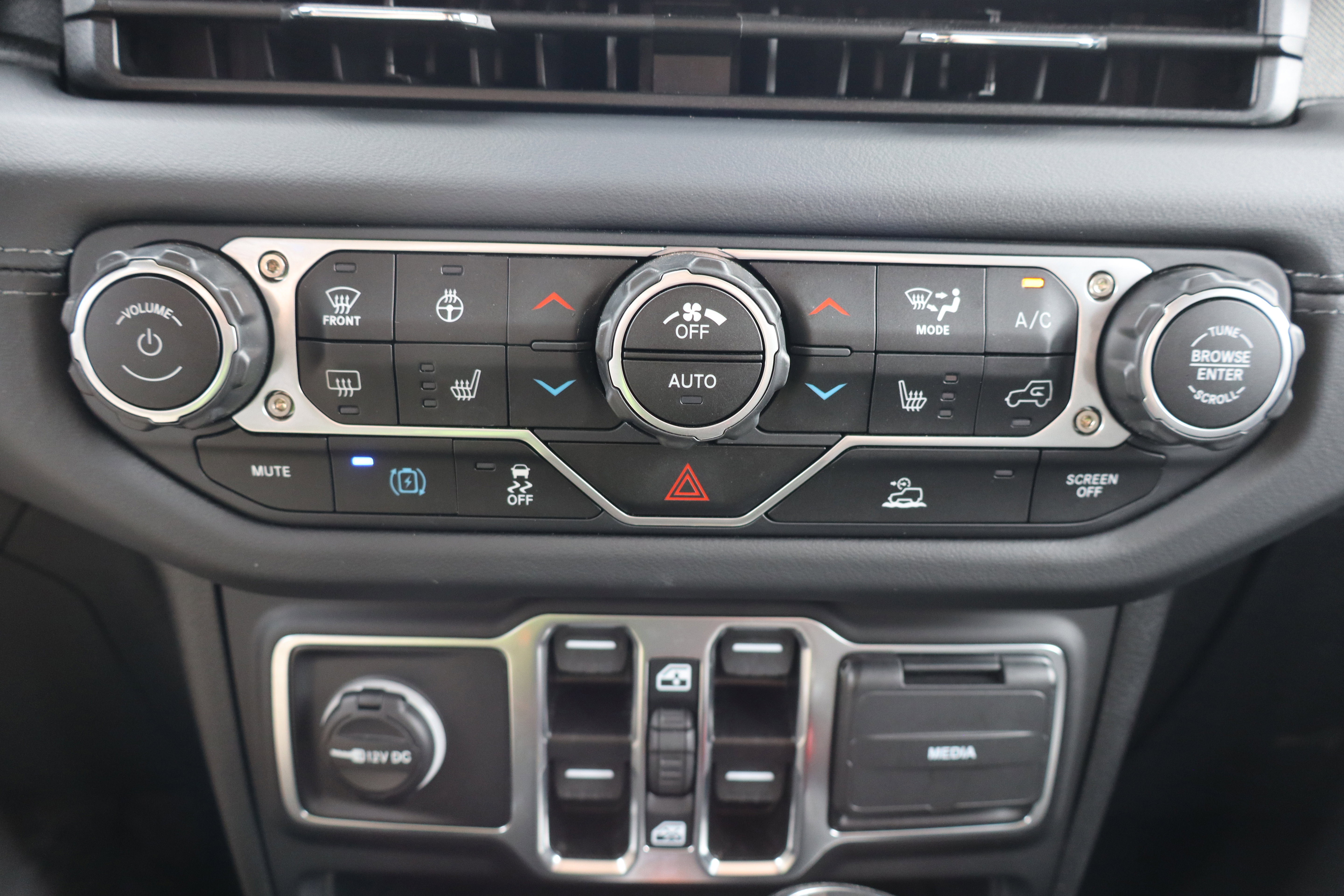 Used 2025 Jeep Wrangler Unlimited Sahara AWD/4WD image 22