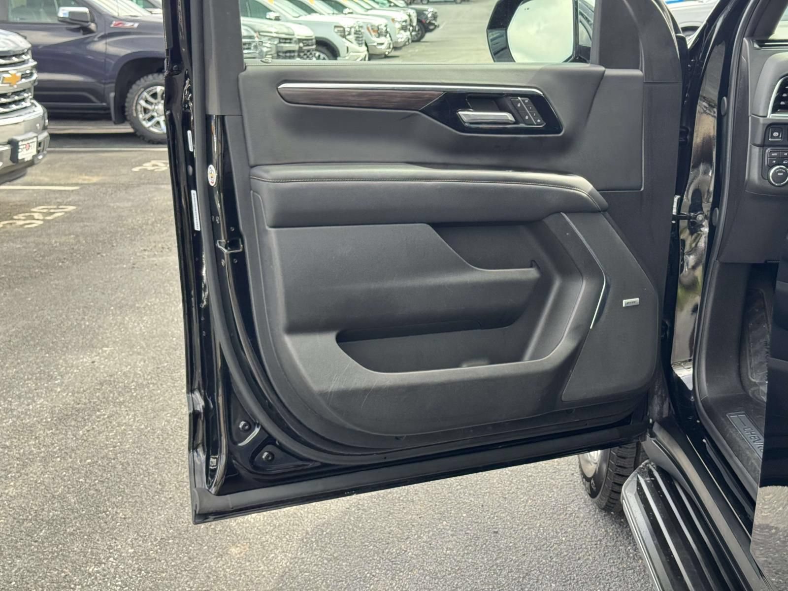 Used 2025 Chevrolet Tahoe Premier AWD/4WD image 18