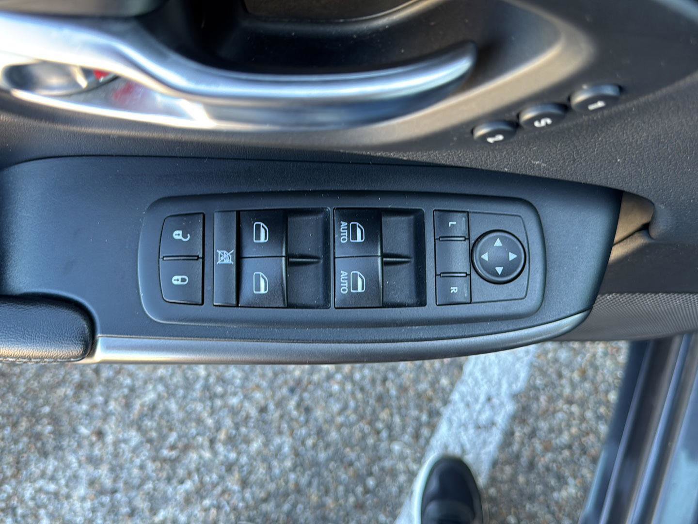 Used 2019 Jeep Cherokee Overland w/ Technology Group image 21