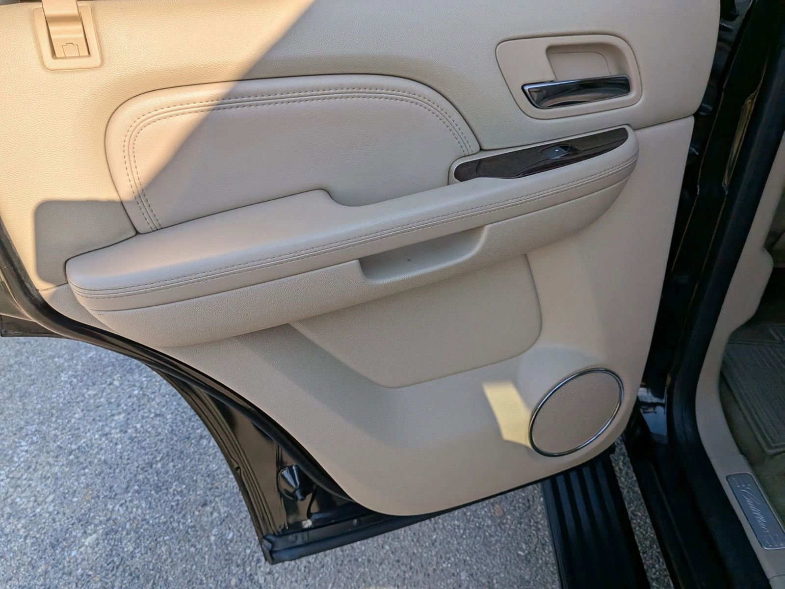 Used 2011 Cadillac Escalade Premium image 25