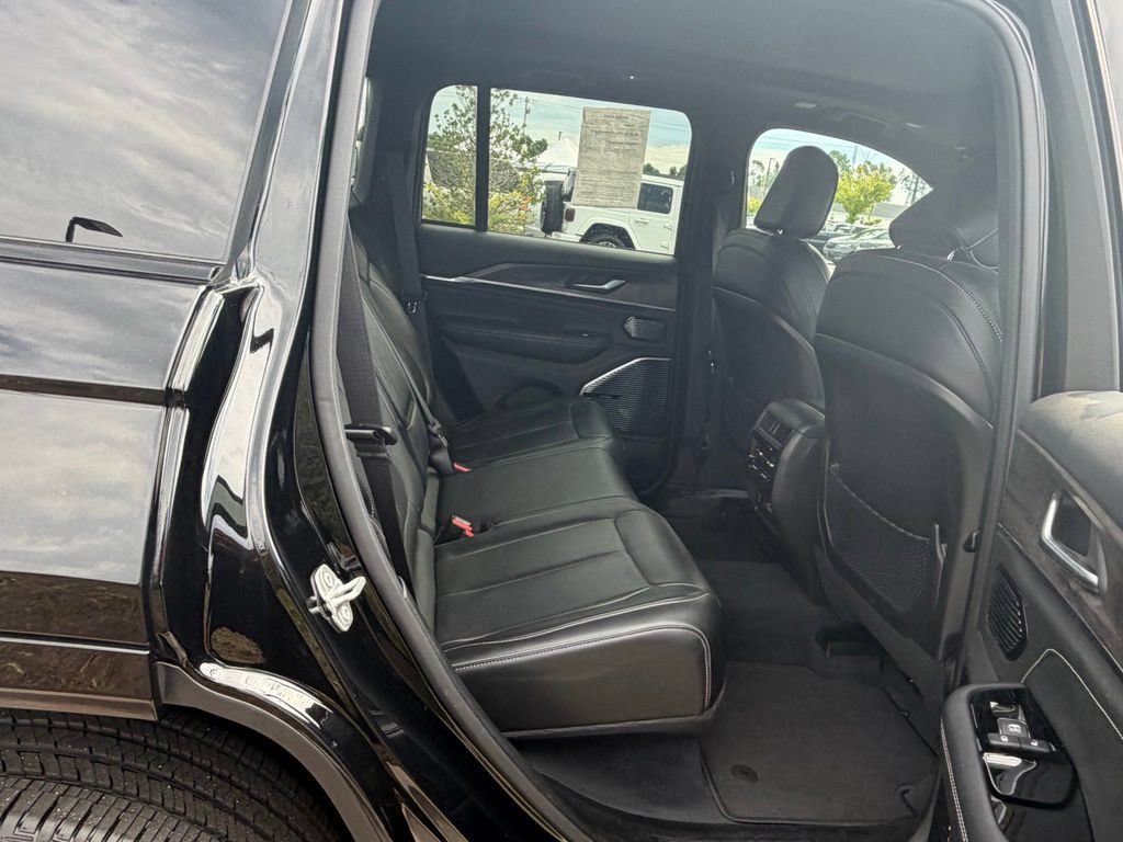 Used 2022 Jeep Grand Cherokee Overland AWD/4WD image 45