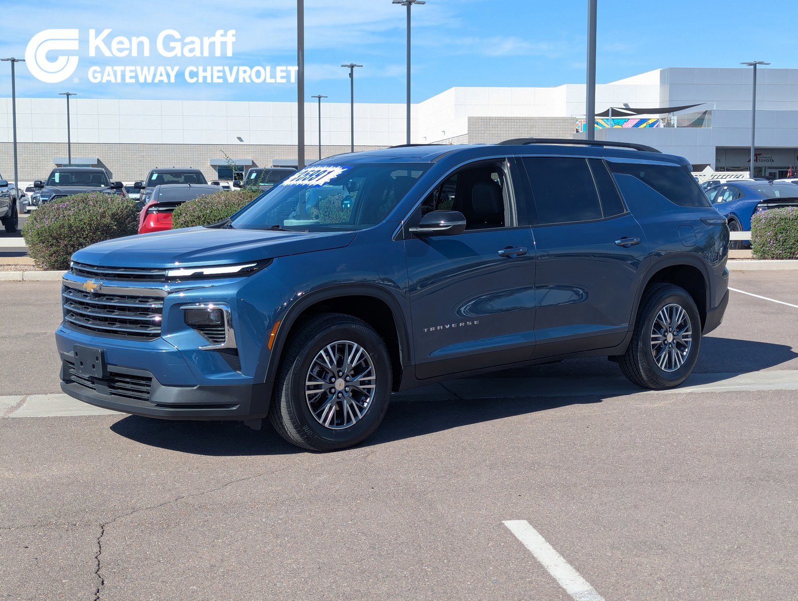 Certified 2025 Chevrolet Traverse LT image 1