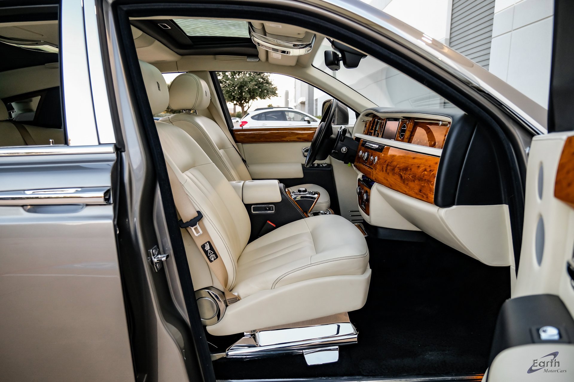 Used 2014 Rolls-Royce Phantom Sedan image 41