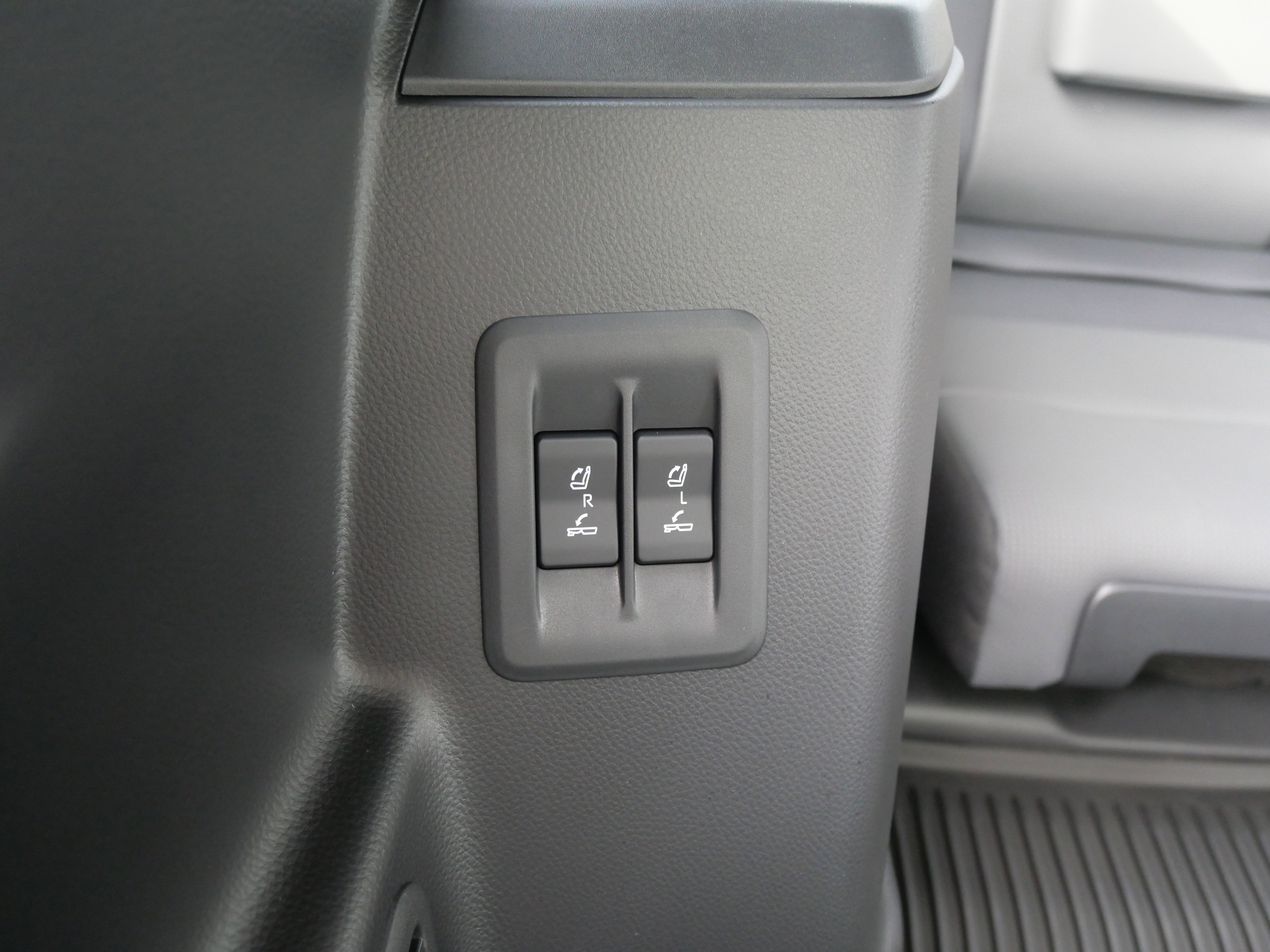 Used 2025 Lexus GX 550 w/ Accessory Package (2T) image 13