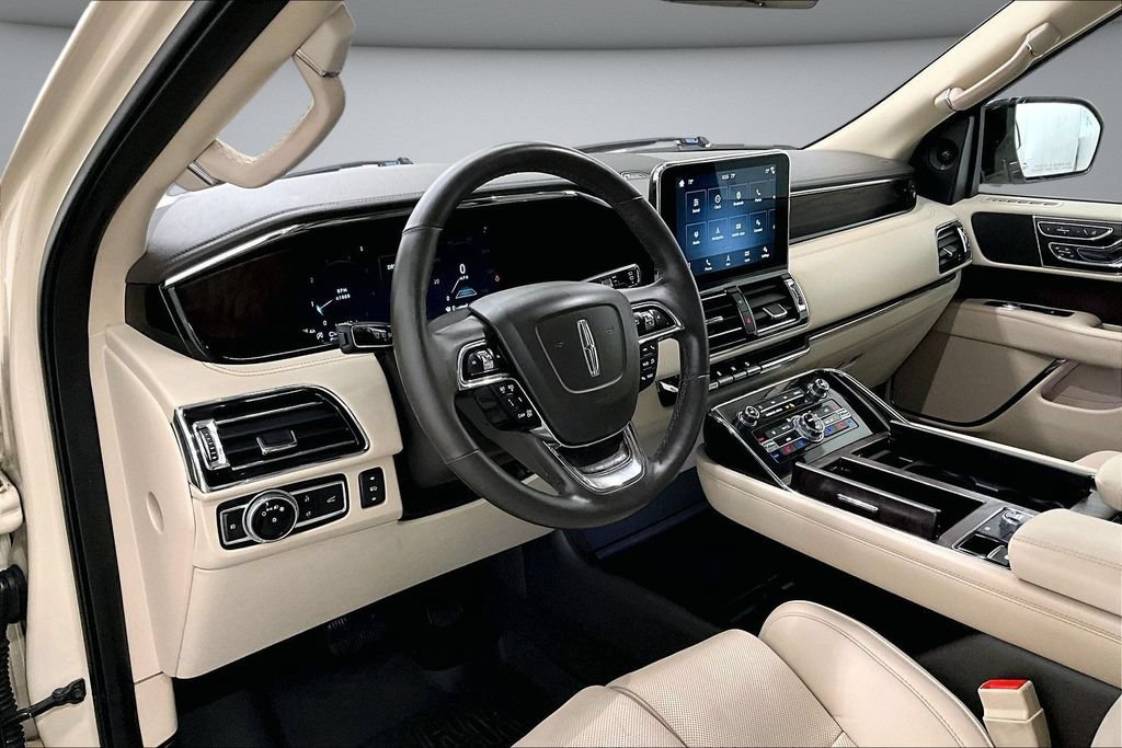 Used 2018 Lincoln Navigator Select w/ Technology Package AWD/4WD image 17