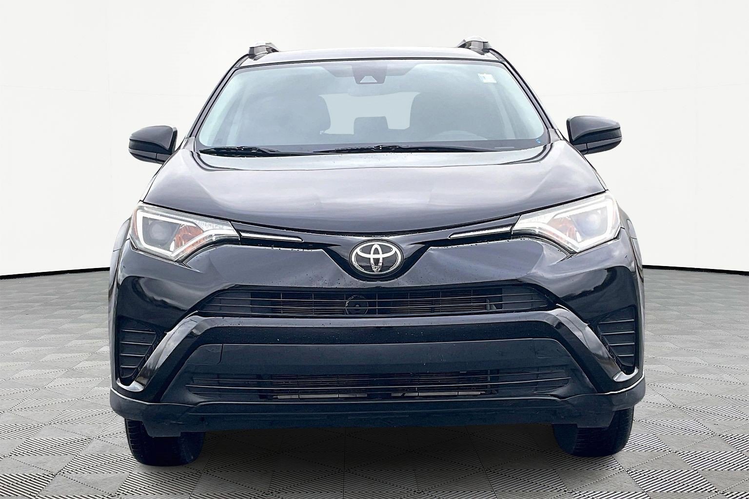 Used 2018 Toyota RAV4 LE image 3