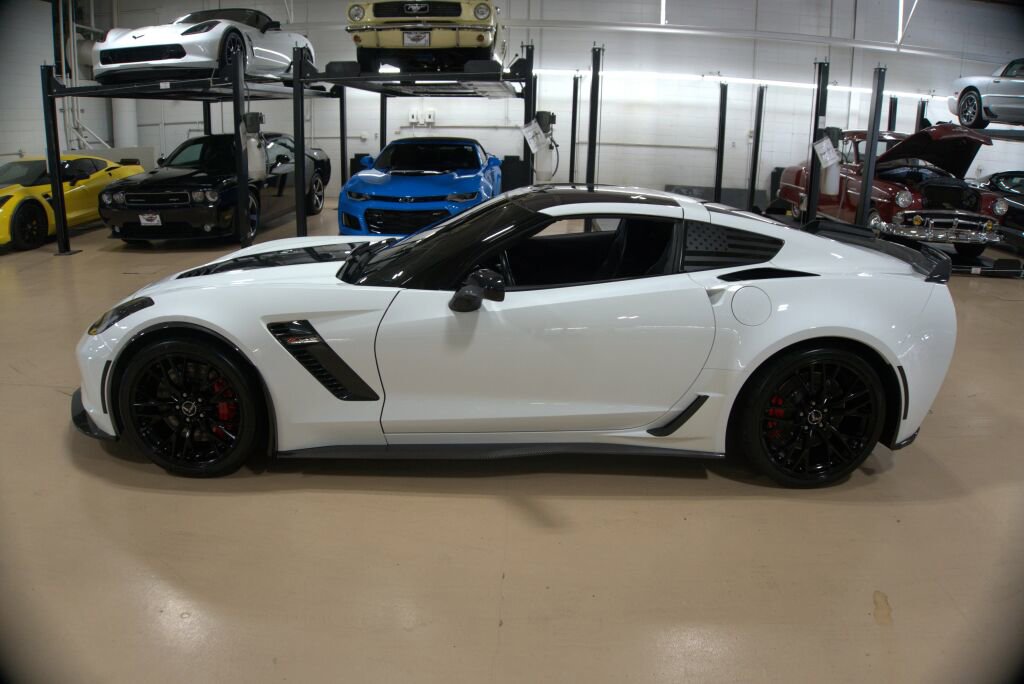 Used 2015 Chevrolet Corvette Z06 w/ 3LZ Preferred Equipment Group image 2