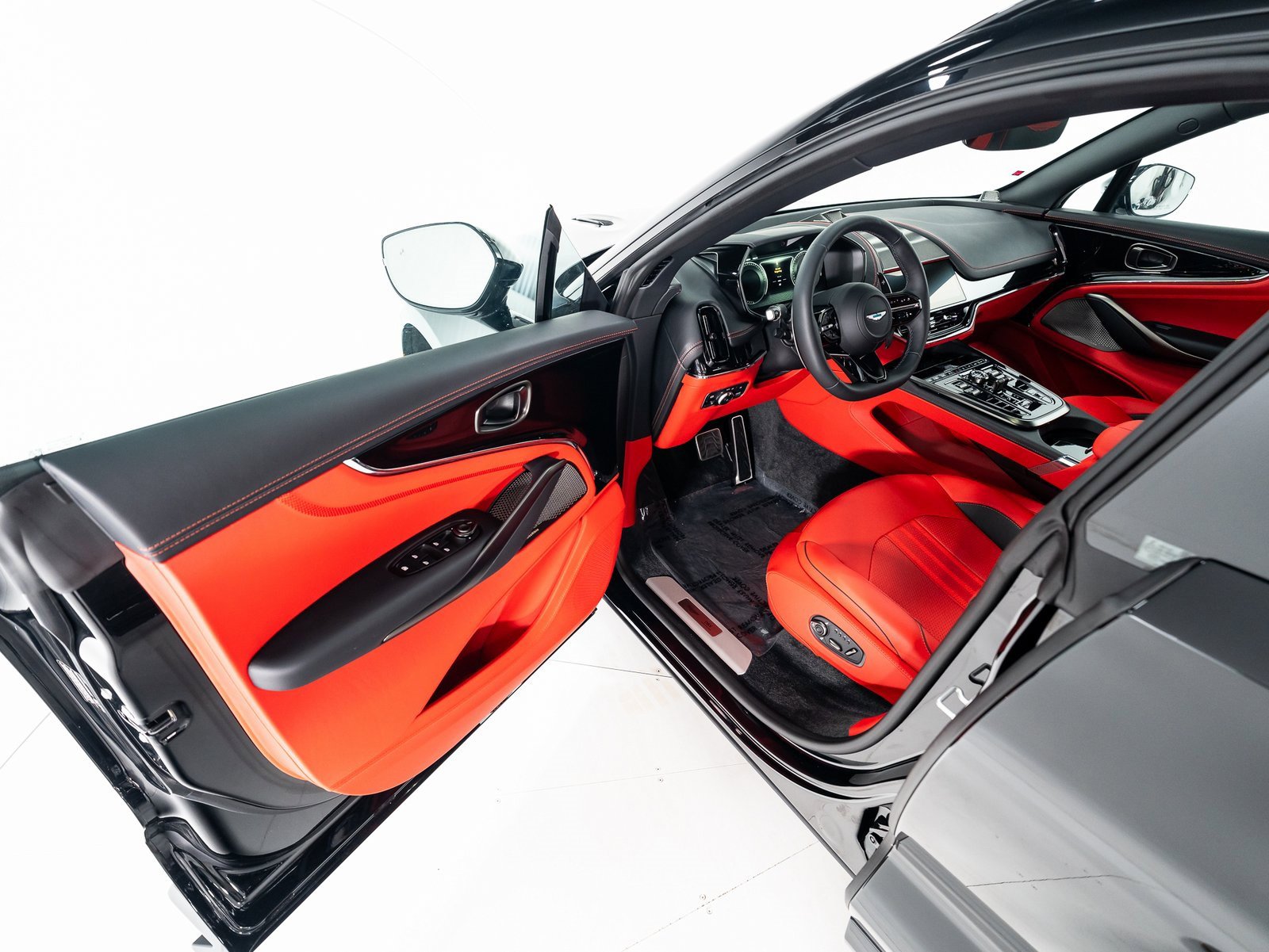 Used 2025 Aston Martin DBX 707 image 9