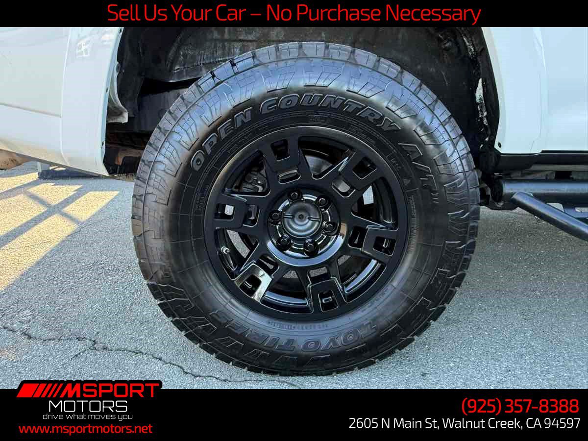 Used 2018 Toyota 4Runner SR5 AWD/4WD image 35
