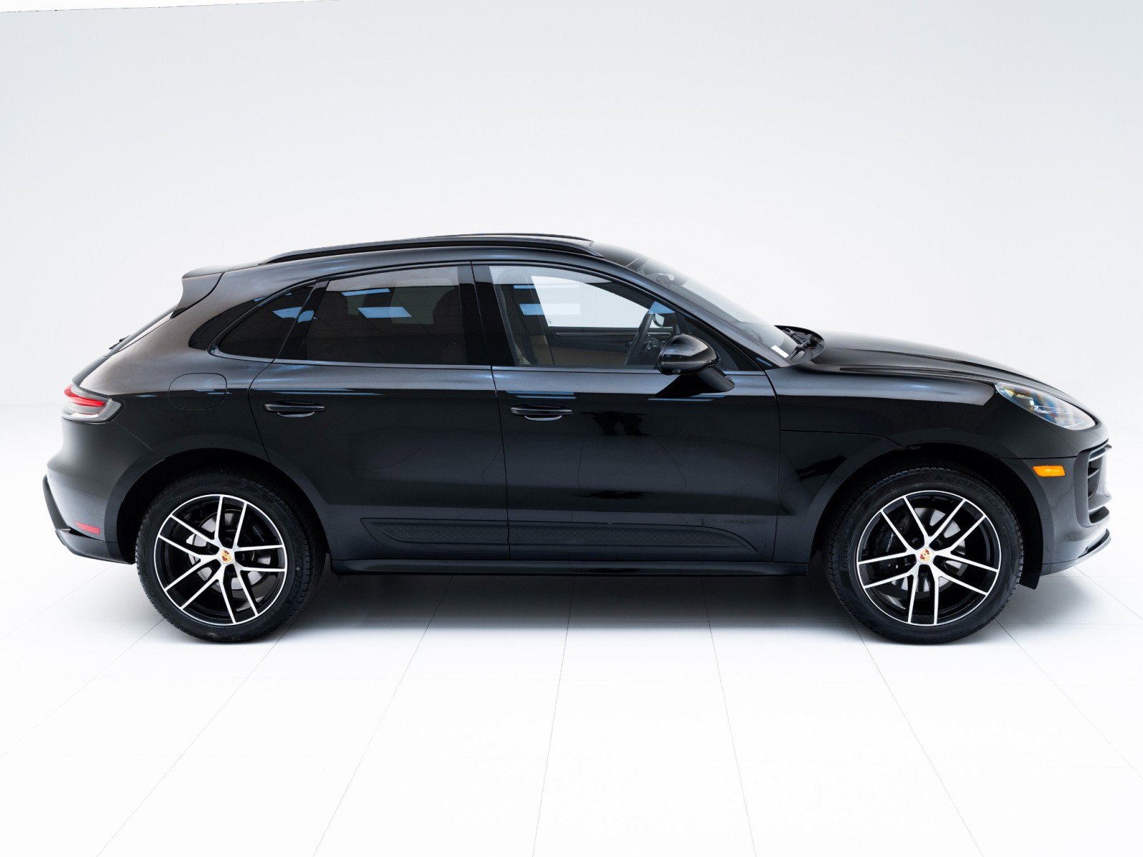 Certified 2025 Porsche Macan AWD/4WD image 8