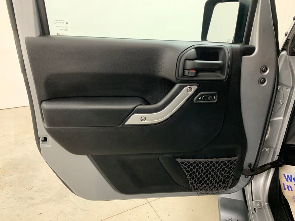 Used 2015 Jeep Wrangler Unlimited Sahara w/ Connectivity Group AWD/4WD image 17
