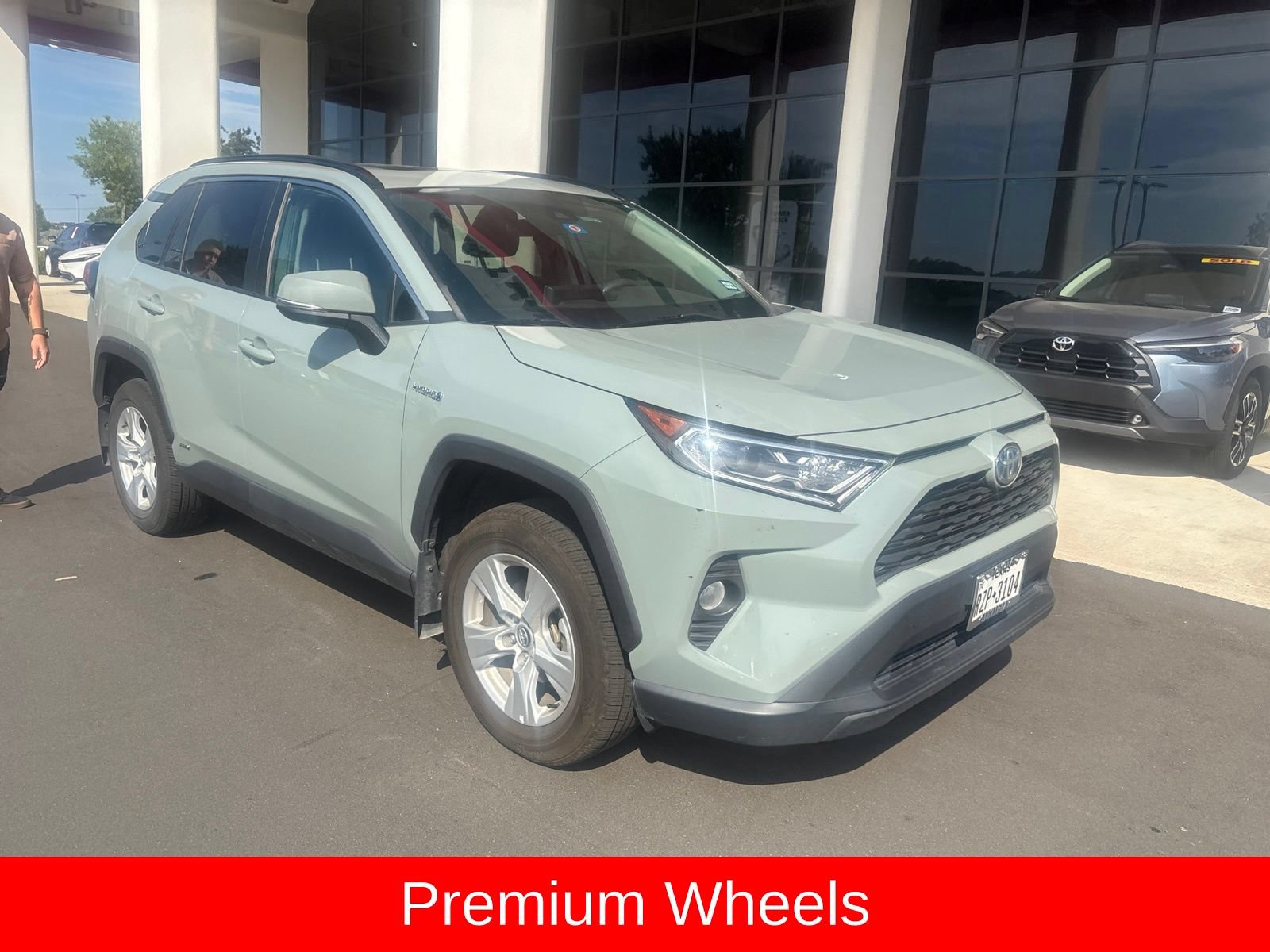 Used 2020 Toyota RAV4 XLE w/ Convenience Package AWD/4WD image 8
