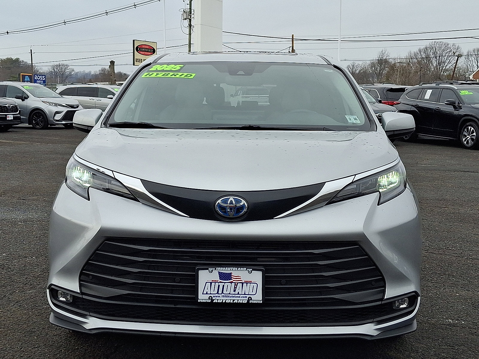 Used 2025 Toyota Sienna XLE image 2