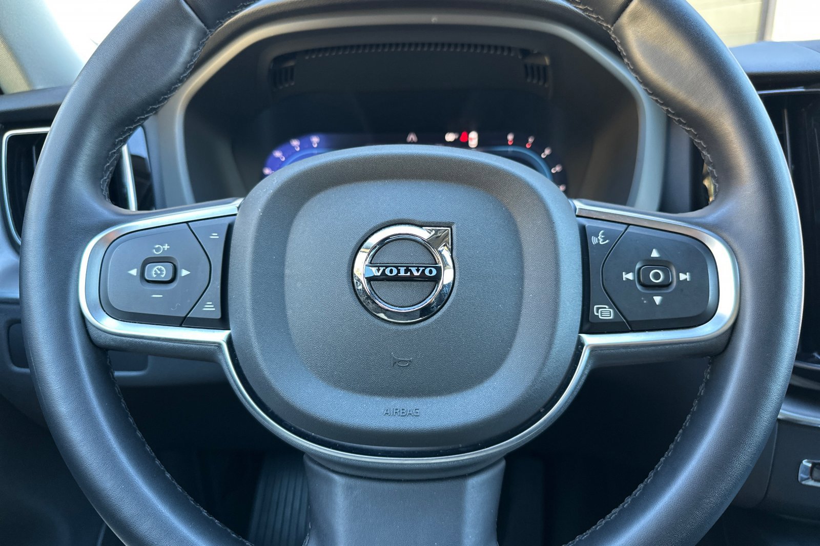 Certified 2025 Volvo XC60 B5 Core image 28