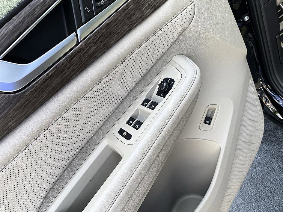 Used 2024 Volkswagen Atlas SEL Premium R-Line image 10