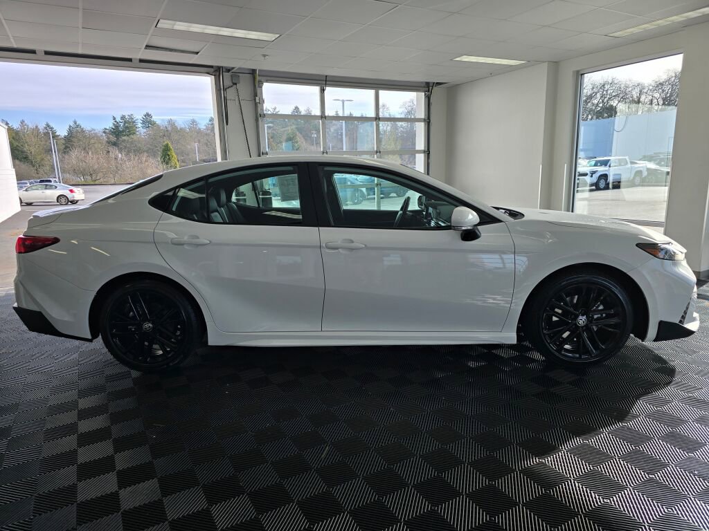 Used 2025 Toyota Camry SE image 3