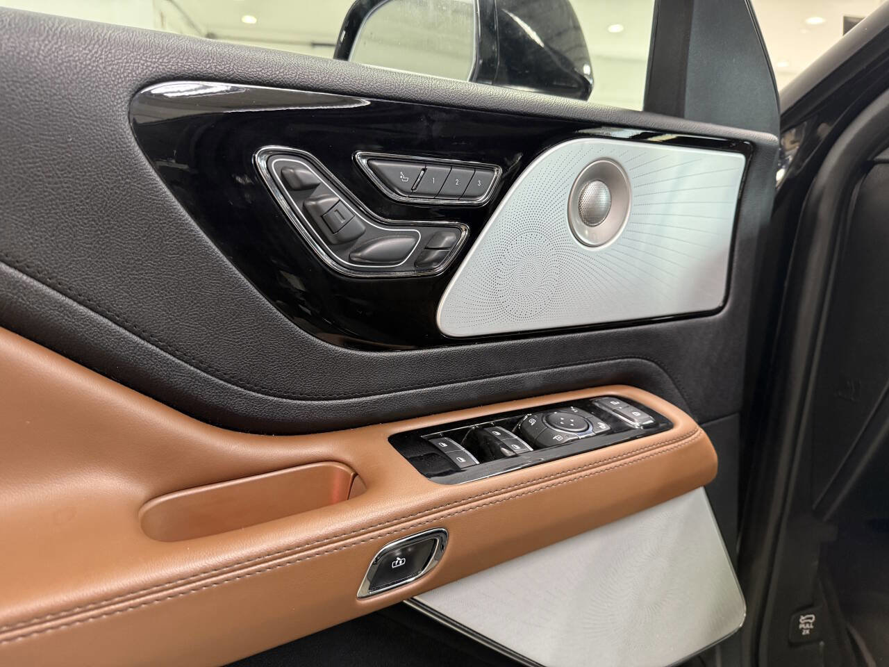 Used 2020 Lincoln Aviator Reserve w/ Equipment Group 202A image 22