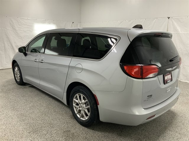 Used 2023 Chrysler Voyager LX image 5