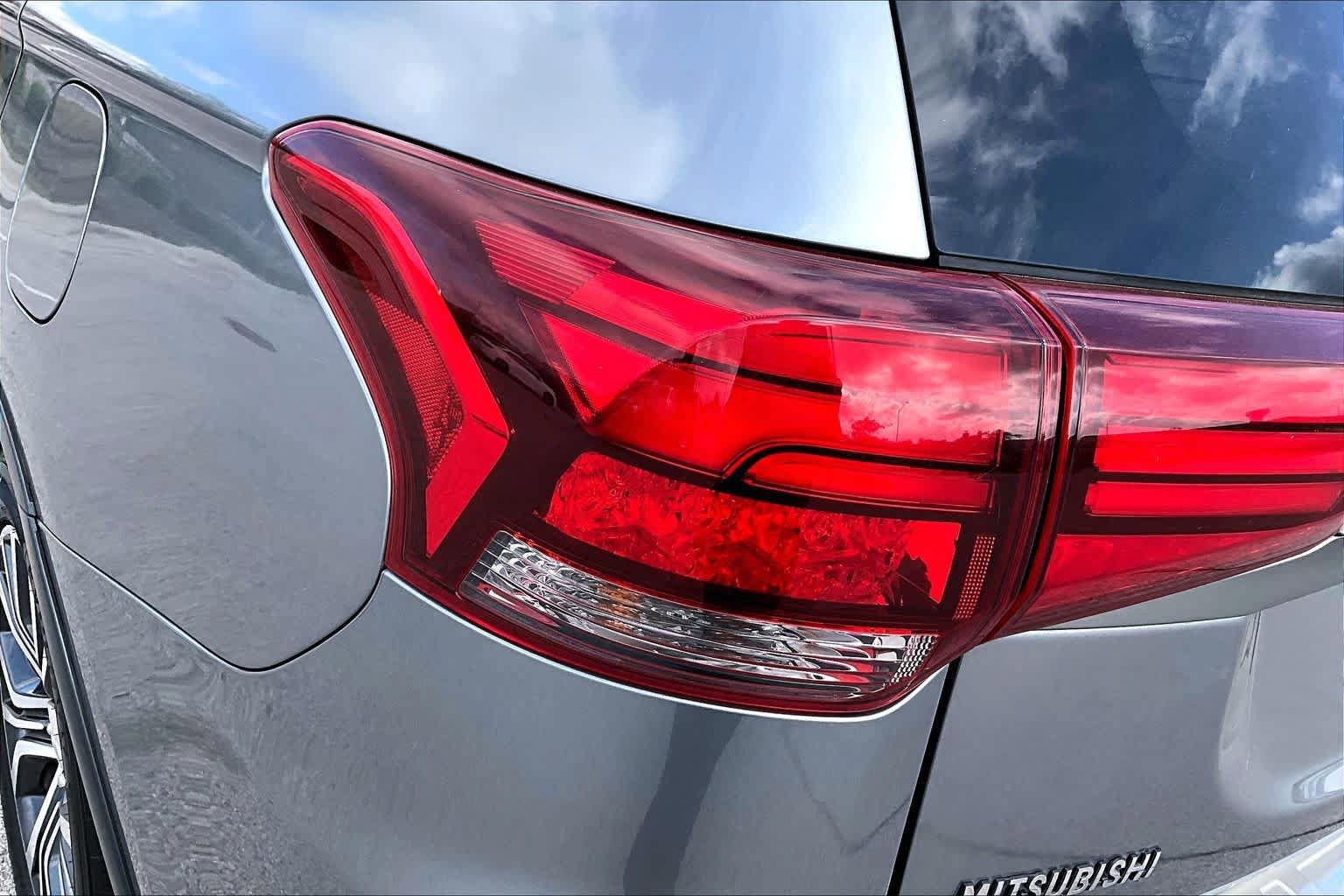 Used 2017 Mitsubishi Outlander SE image 29